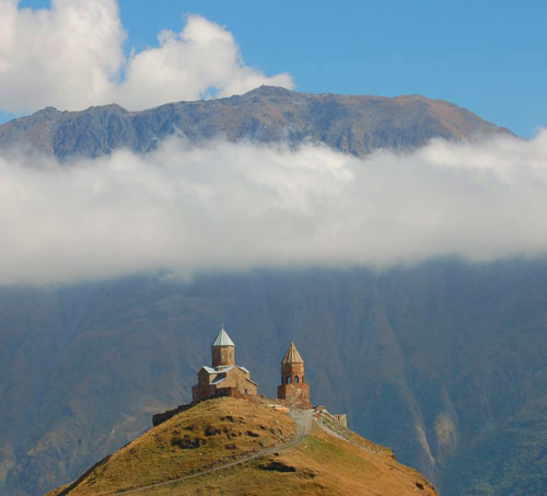 Georgien Großer Kaukasus: Bergkirche Tsminda Sameba am Fuße des Kasbek